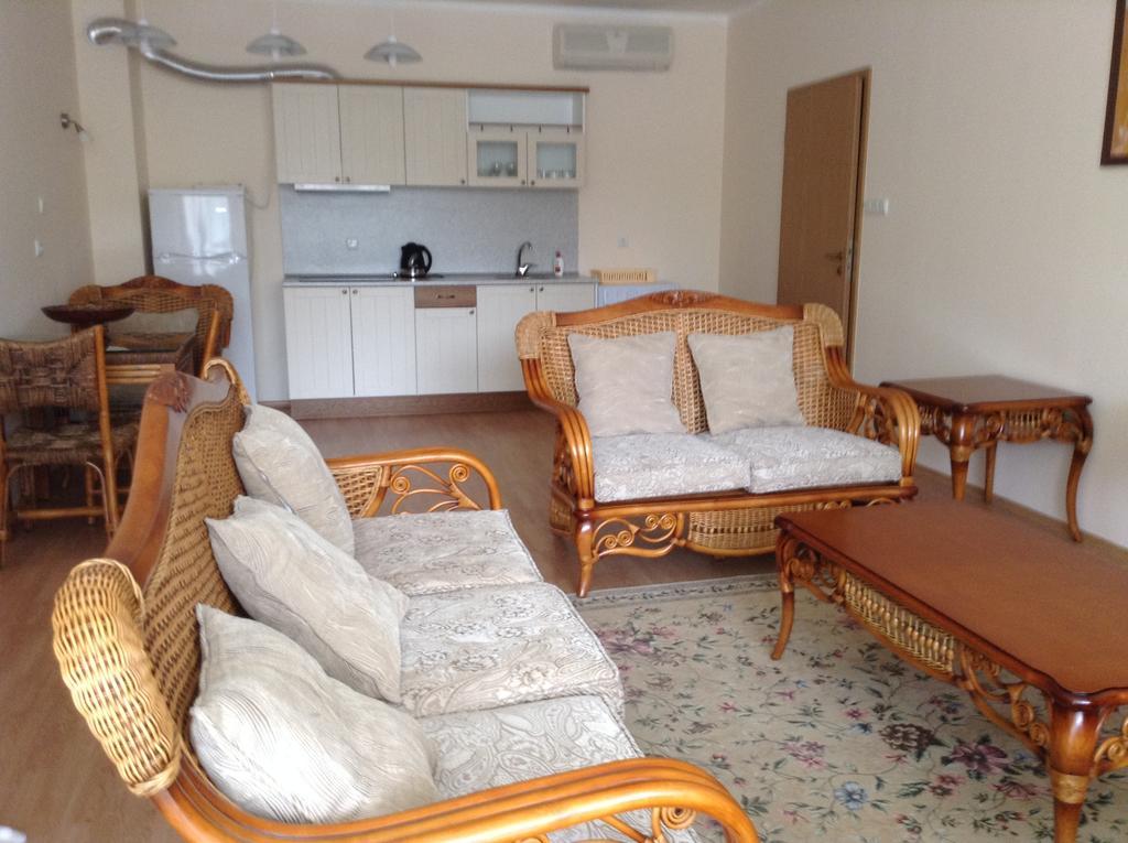 רבדה Oasis Suites Apartments And Studios מראה חיצוני תמונה