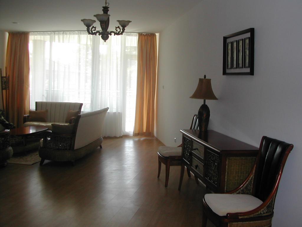 רבדה Oasis Suites Apartments And Studios מראה חיצוני תמונה