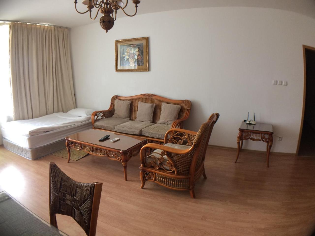רבדה Oasis Suites Apartments And Studios מראה חיצוני תמונה